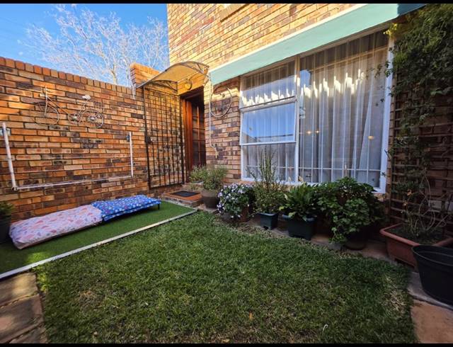 2 BEDROOM TOWNHOUSE FOR SALE IN NEW REDRUTH
